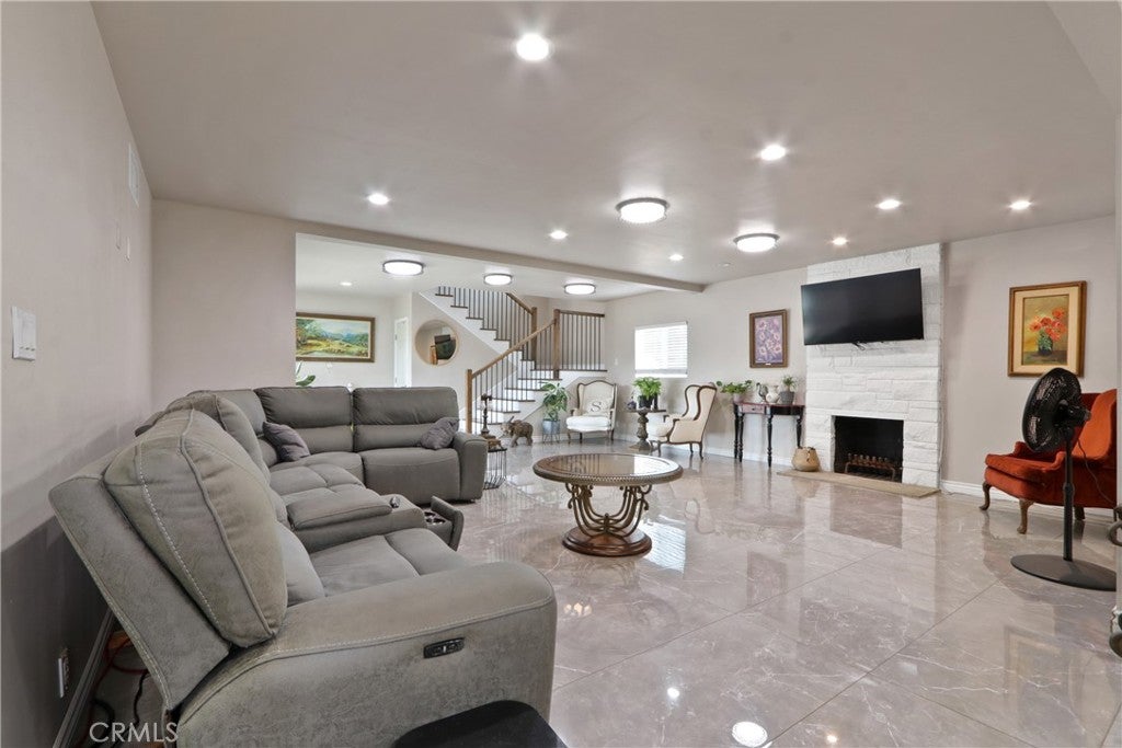 3129 W Olinda