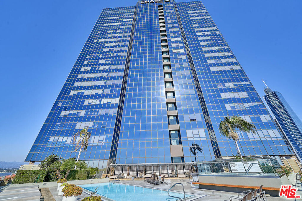 29th floor, jetliner views, luxury high rise, DTLA overlooking LA! You want more? Enjoy amazing sunsets every day, panoramic views all day, and romantic sparkling city night lights under the stars! Live/work has a home office nook with expansive views. The unit is clean and nice. Large modern kitchen, large living room, large walk-in closet. Spacious bath w/ soaking tub, washer & dryer with storage closet. Building offers an equally impressive 17th floor Skydeck with heated infinity pool, spa, cabanas, lounge beds, wet bar, BBQ grill, seated fire pit cove and an outdoor dining patio. Additional amenities: gym, a media room for private screenings and a conference/business center. In the heart of DTLA. Come see this unit before its gone!