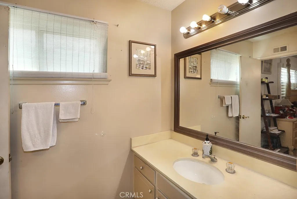 Fountain Valley, California 92708, United States, 4 Bedrooms Bedrooms, ,3 BathroomsBathrooms,Residential,Active,195785