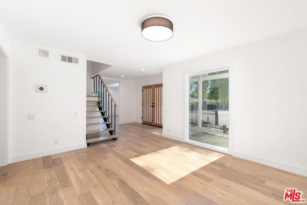 Photo of 23201 Oxnard Street, Woodland Hills, CA 91367 (MLS # 25604301)