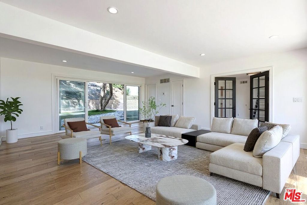 Photo of 23201 Oxnard Street, Woodland Hills, CA 91367 (MLS # 25604301)