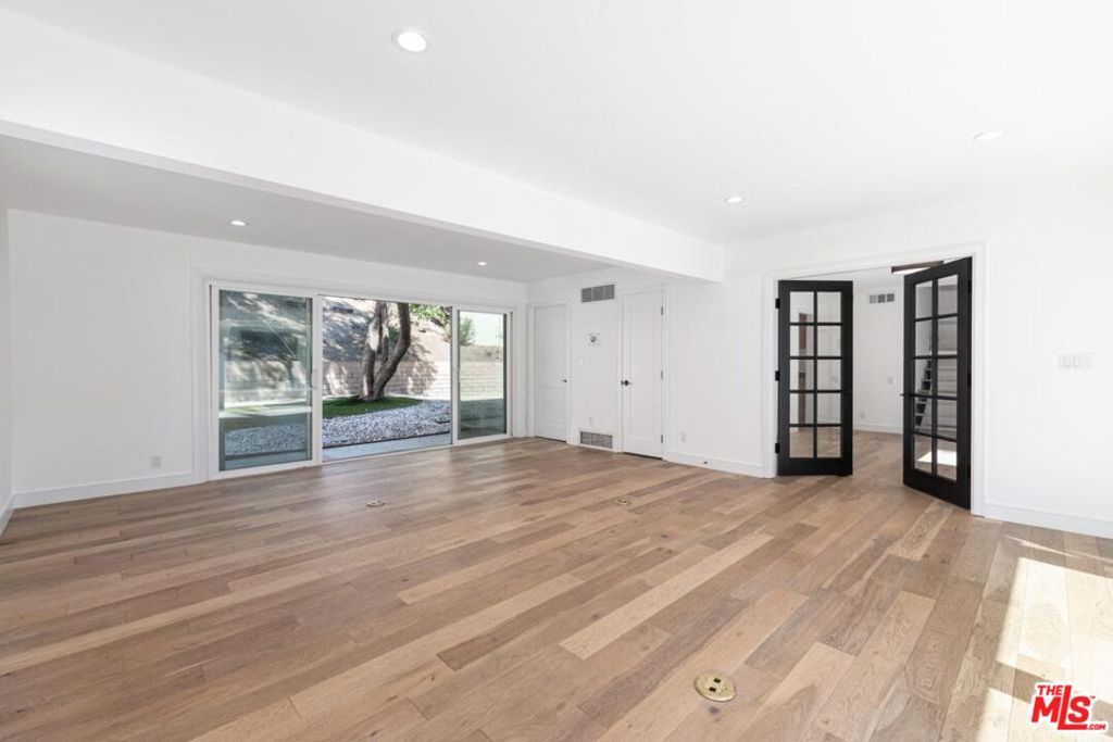 Photo of 23201 Oxnard Street, Woodland Hills, CA 91367 (MLS # 25604301)