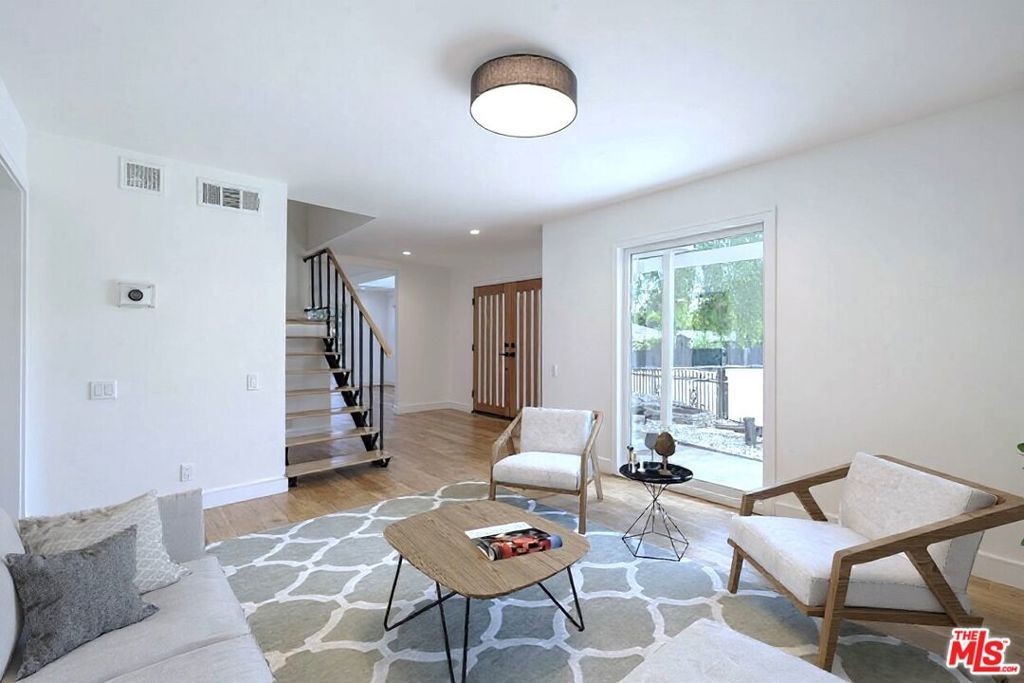 Photo of 23201 Oxnard Street, Woodland Hills, CA 91367 (MLS # 25604301)