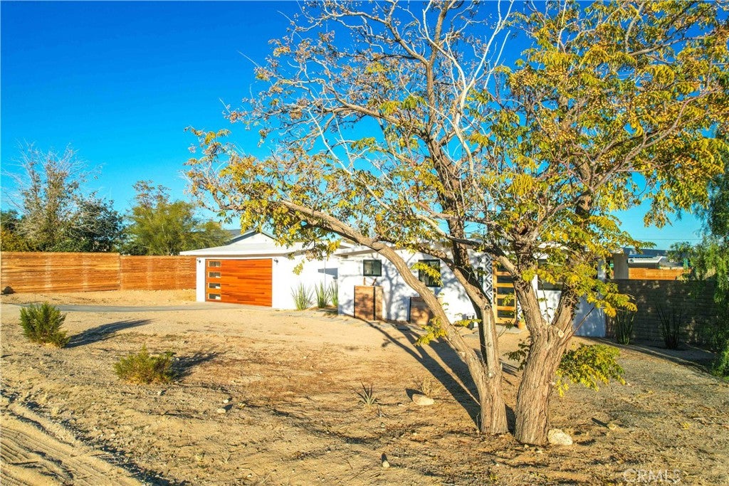 4727 Avenida La Flora Desierta