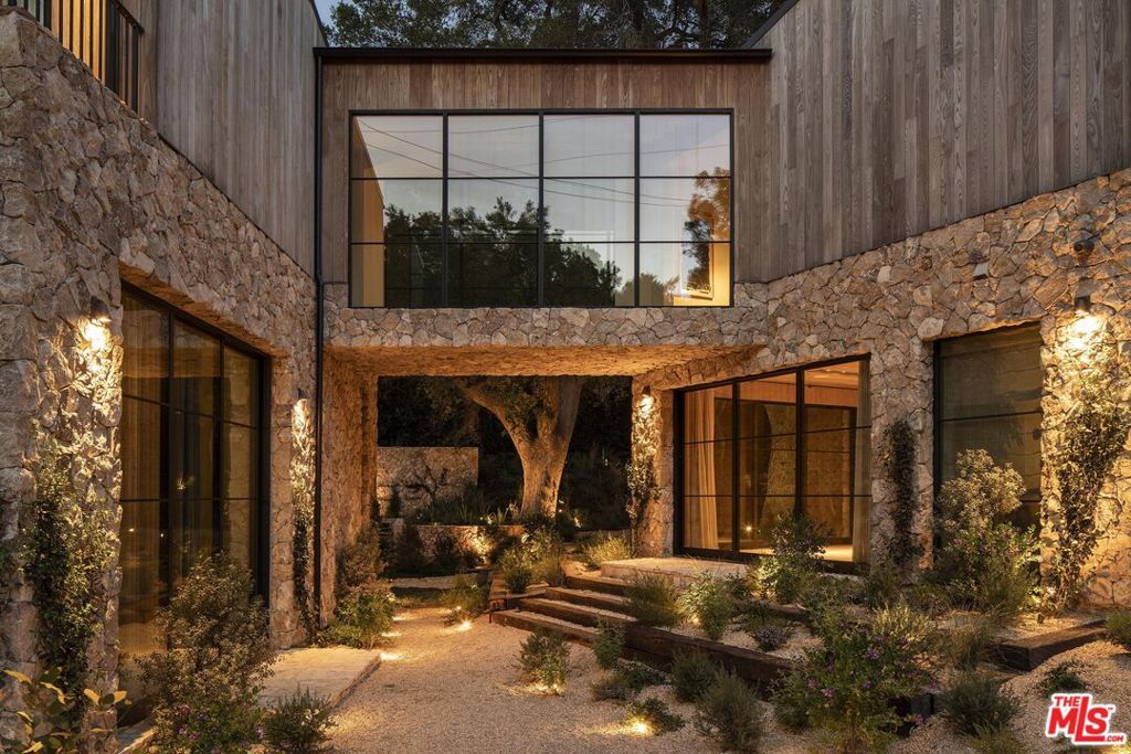 Photo of 3274 Oakdell Road, Studio City, CA 91604 (MLS # 26666919)