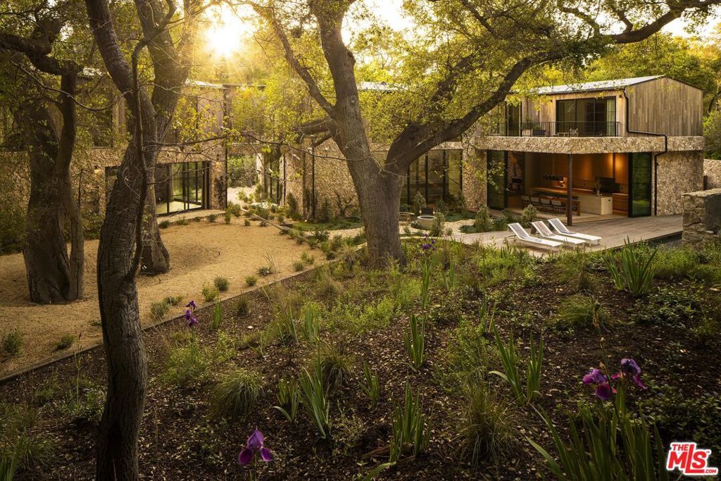 Photo of 3274 Oakdell Road, Studio City, CA 91604 (MLS # 26666919)