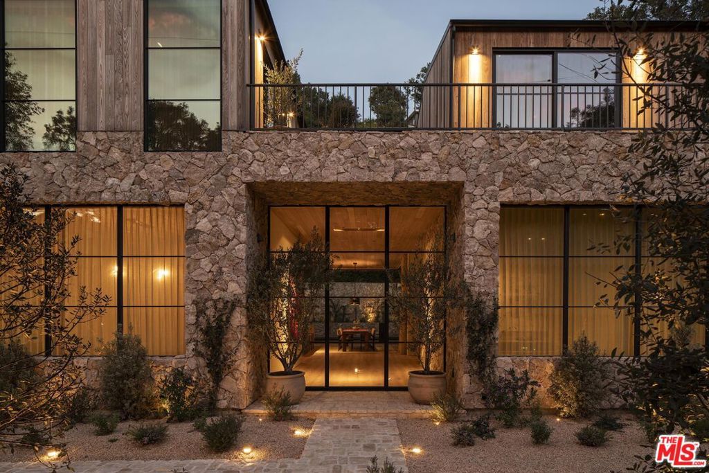 Photo of 3274 Oakdell Road, Studio City, CA 91604 (MLS # 26666919)