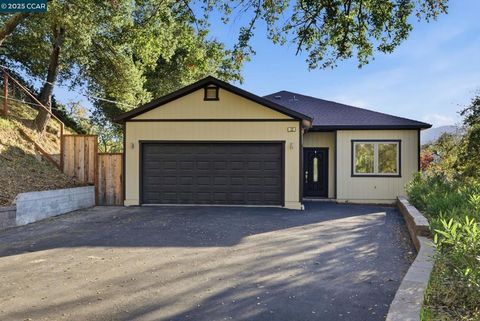 Photo of 12 Quiet Country Ln Ln, Danville, CA 94526 (MLS # 41119713)