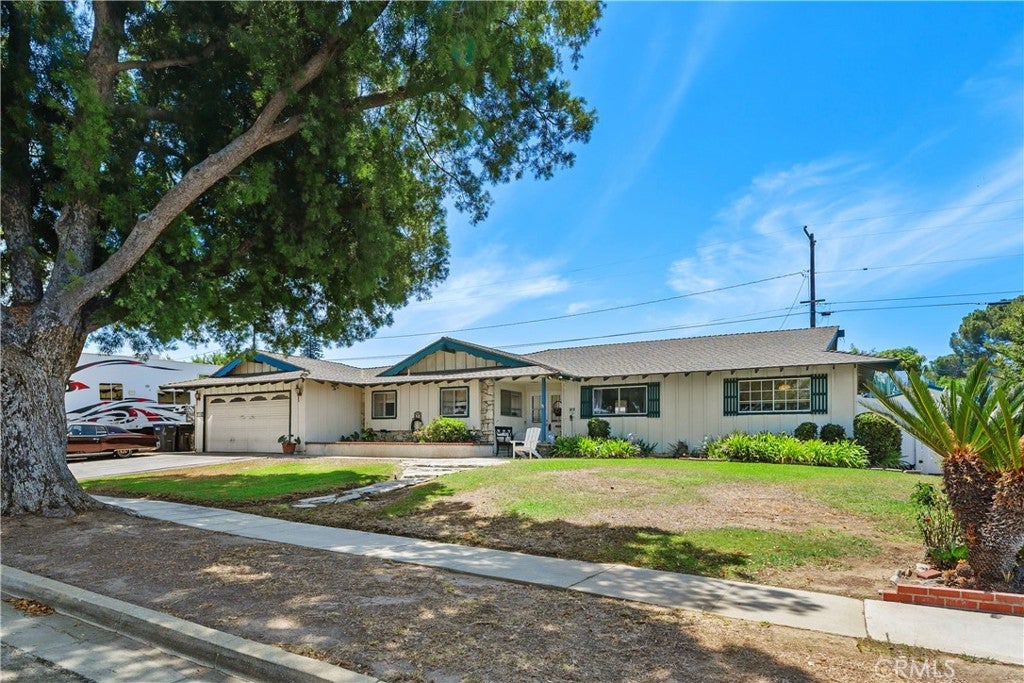726 W Hacienda
