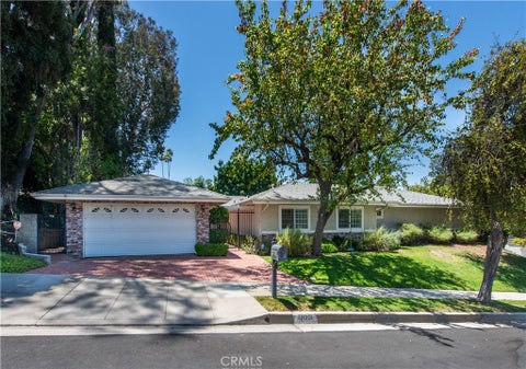 Photo of 18056 Lake Encino DR, Encino, CA 91316 (MLS # SR26207490)