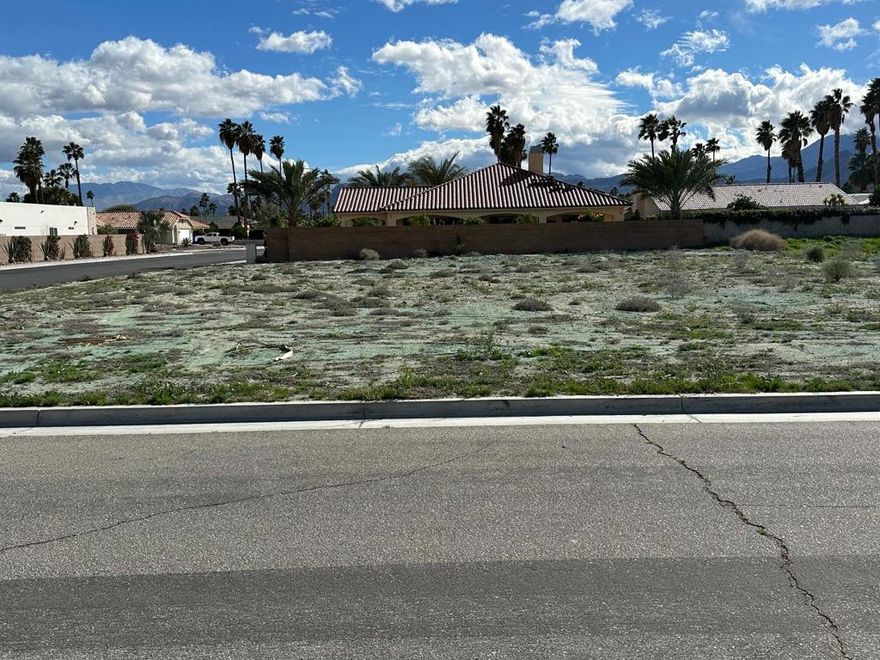 Vacant corner lot in Cathedral City