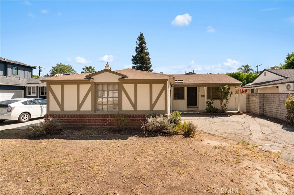 This prime development opportunity awaits on a picturesque, tree-lined street in one of Sherman Oaks’ most desirable neighborhoods. The existing 3-bed, 1-bath home sits on a generous 6,757 sq. ft. flat lot, offering plenty of potential for developers, investors or someone looking to create their dream home. Located within the highly rated Kester Elementary School District and nearby top private schools, this property offers convenient access to the Sepulveda Basin Recreation Area, premier shopping and dining destinations, and the 405 freeway, making it an exceptionally commuter-friendly location.
This special home is a rare find and located in a desirable pocket of Sherman Oaks.