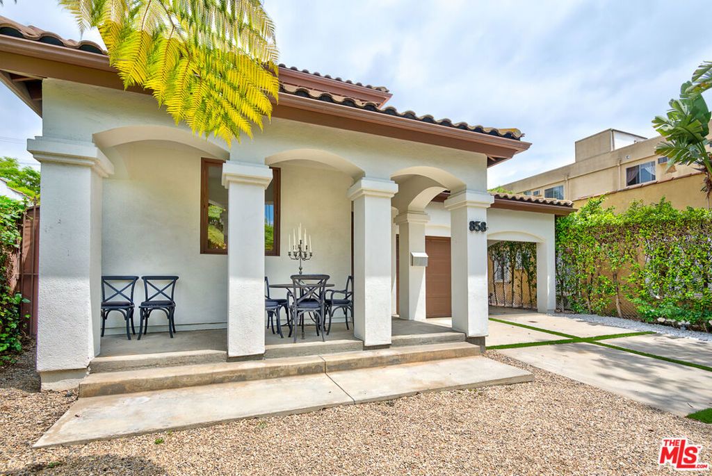 Photo of 858 N WEST KNOLL Drive, West Hollywood, CA 90069 (MLS # 26727035)