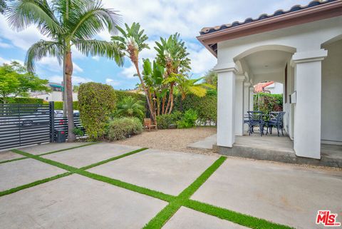 Photo of 858 N WEST KNOLL Drive, West Hollywood, CA 90069 (MLS # 26727035)