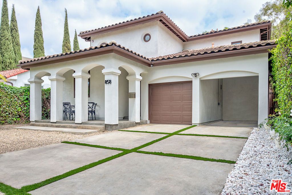 Photo of 858 N WEST KNOLL Drive, West Hollywood, CA 90069 (MLS # 26727035)