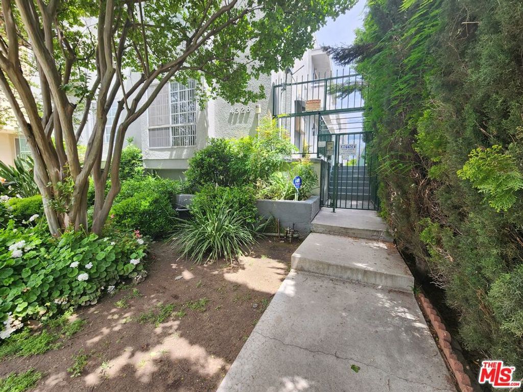 Photo of 4328 Whitsett Ave Ave #4, Studio City, CA 91604 (MLS # 25609125)