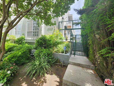 Photo of 4328 Whitsett Ave Ave #4, Studio City, CA 91604 (MLS # 25609125)