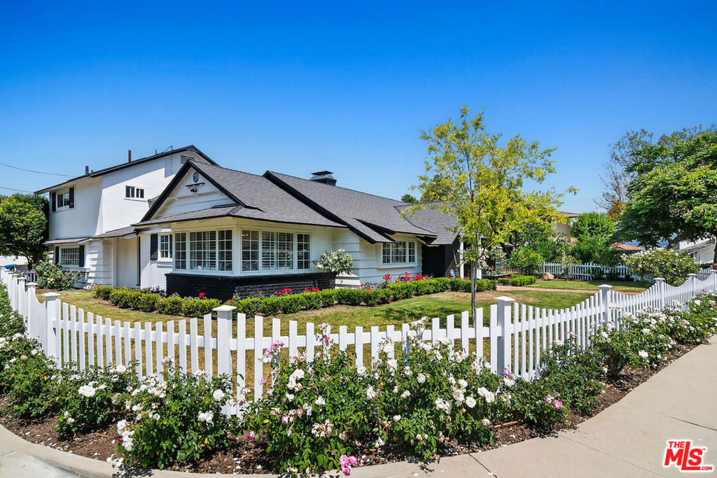 4909 Encino Terrace