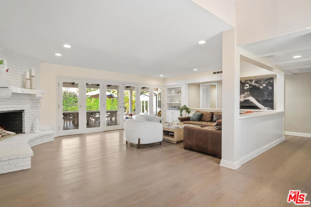 4909 Encino Terrace
