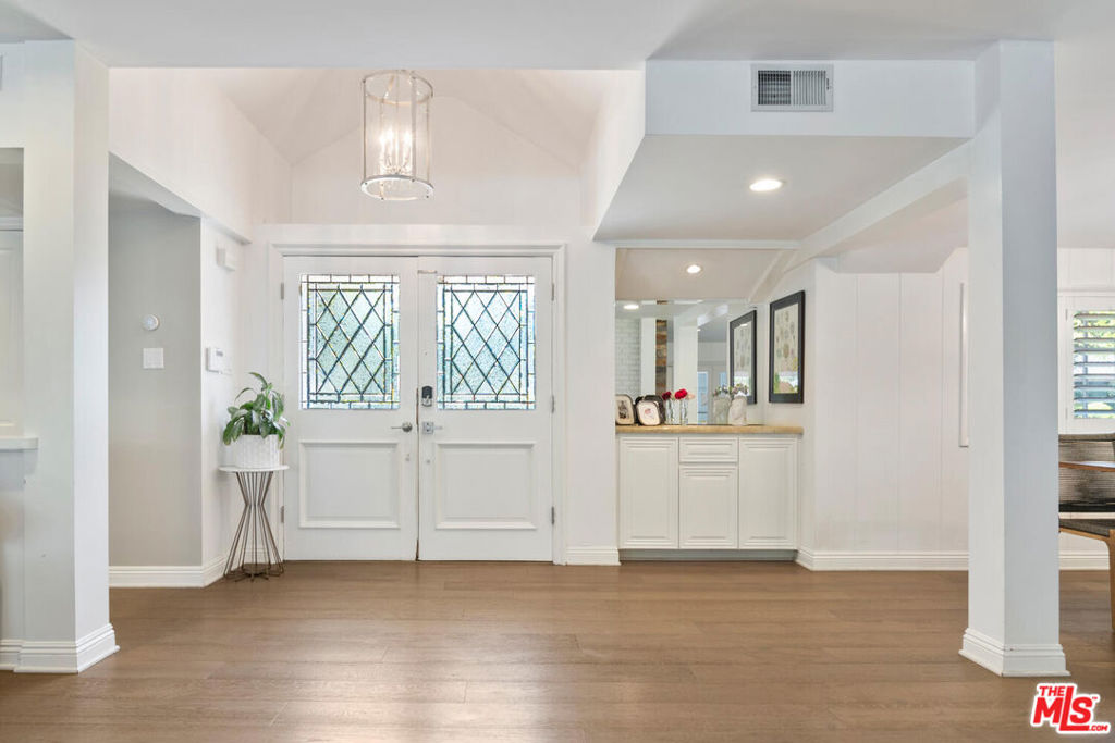 4909 Encino Terrace