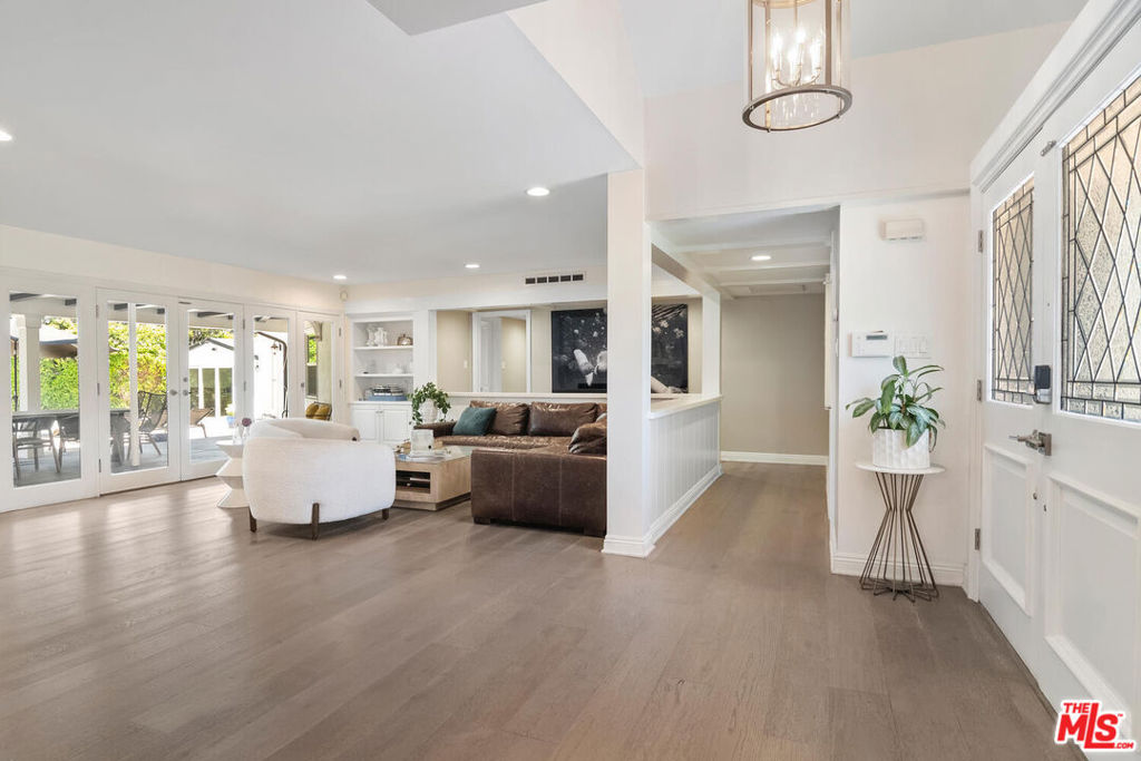 4909 Encino Terrace