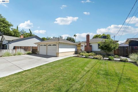 Photo of 1253 4Th St ST, Livermore, CA 94550 (MLS # 41142628)