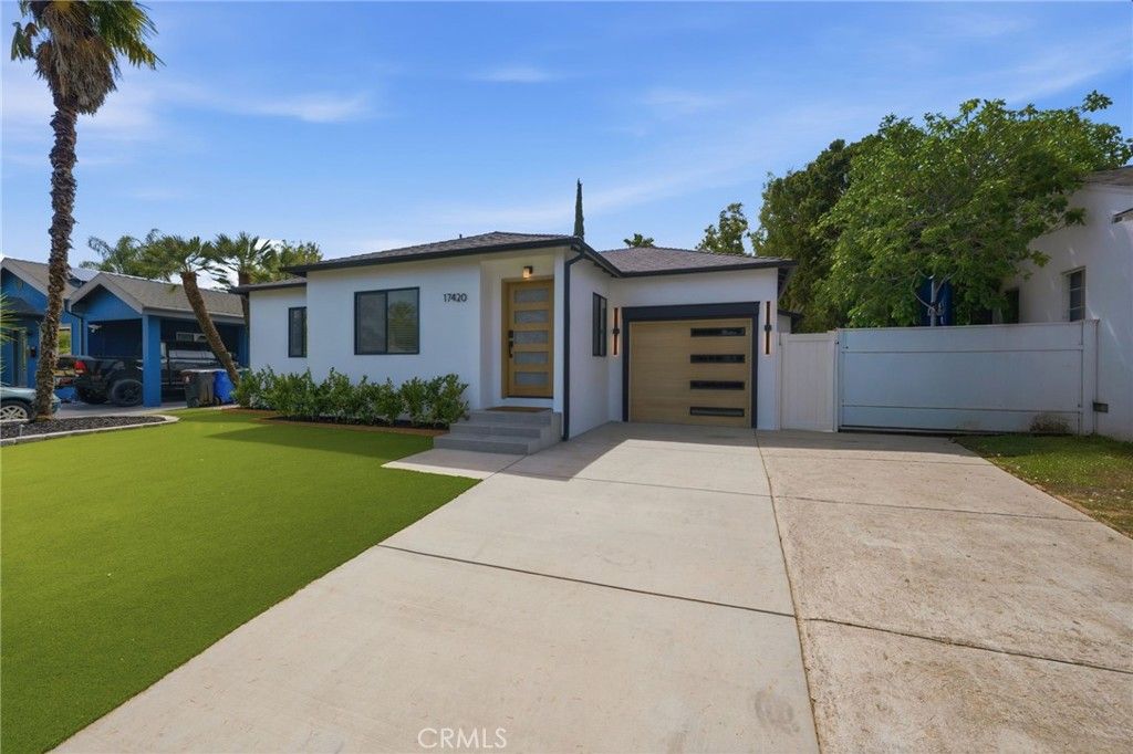Photo of 17420 Collins Street, Encino, CA 91316 (MLS # SR26071601)