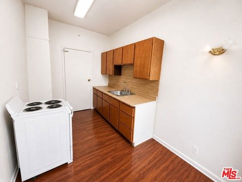 Photo of 634 S Gramercy Place #403, Los Angeles, CA 90005 (MLS # 26834789)