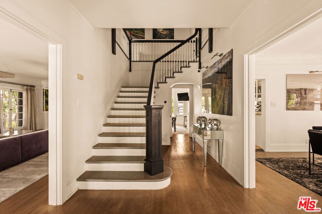 Photo of 564 N Normandie Avenue, Los Angeles, CA 90004 (MLS # 25584993)