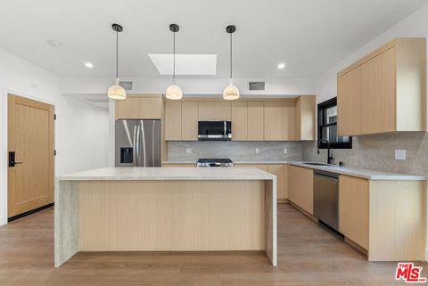 Photo of 132 S Oakhurst Drive #8, Beverly Hills, CA 90212 (MLS # 25619947)