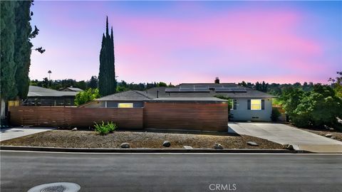 Photo of 608 Via Vista Drive, Redlands, CA 92373 (MLS # OC25232573)