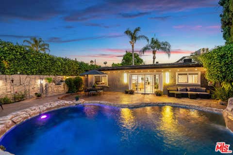 Photo of 15237 Otsego Street, Los Angeles, CA 91403 (MLS # 26864147)