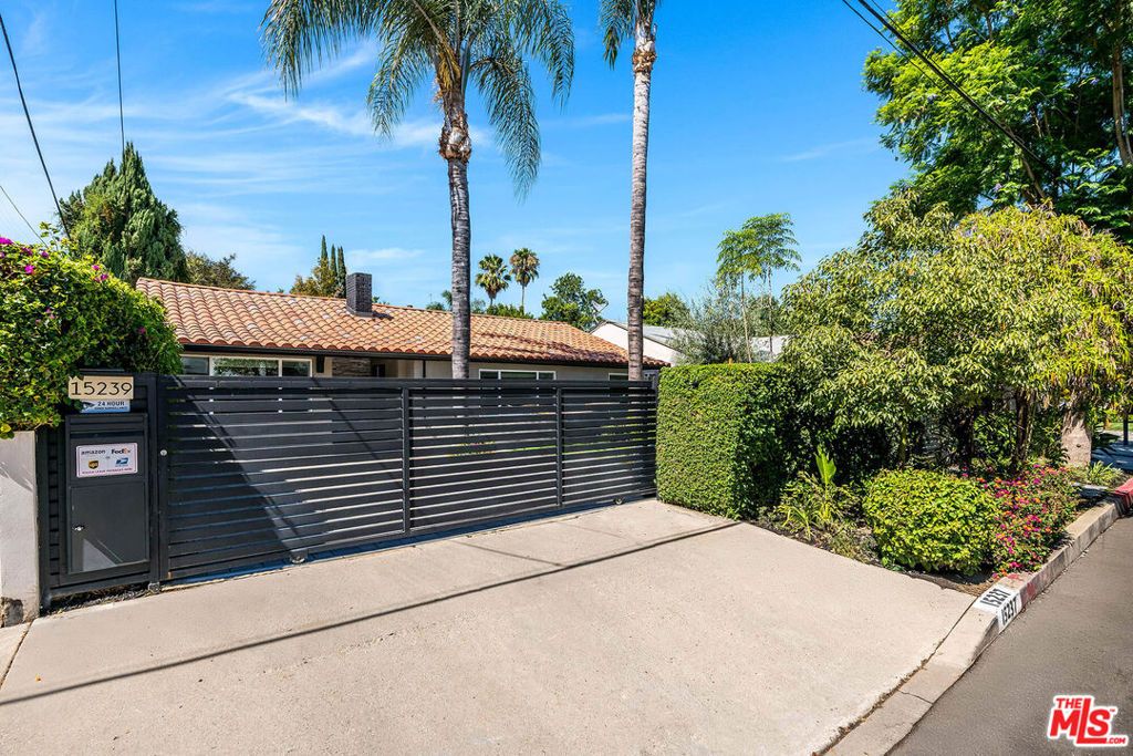 Photo of 15237 Otsego Street, Los Angeles, CA 91403 (MLS # 26864147)