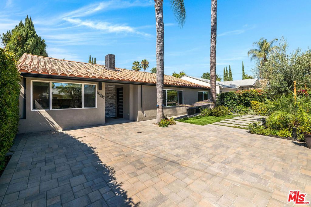 Photo of 15237 Otsego Street, Los Angeles, CA 91403 (MLS # 26864147)