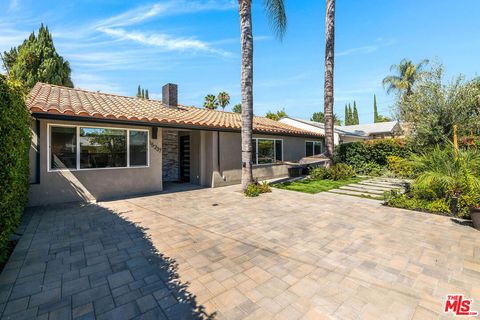 Photo of 15237 Otsego Street, Los Angeles, CA 91403 (MLS # 26864147)