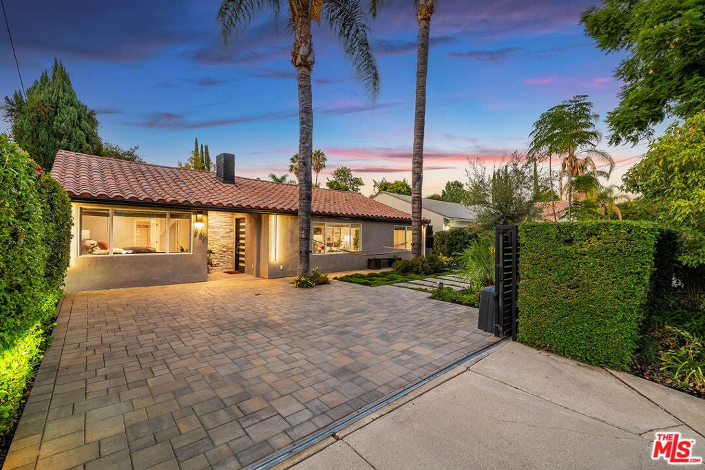 Photo of 15237 Otsego Street, Los Angeles, CA 91403 (MLS # 26864147)