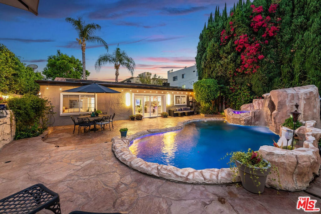 Photo of 15237 Otsego Street, Los Angeles, CA 91403 (MLS # 26864147)