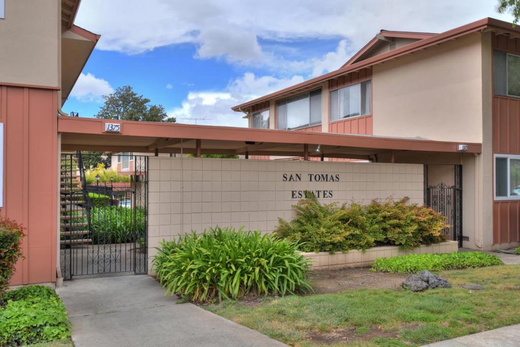 Downstairs end unit, spacious back patio, Fresh interior paint, both bathrooms just recently remodeled, all new interior raise panel doors, laminate wood flooring. Close to Pruneyard, Westgate mall. Downtown Campbell, Santana Row, and Freeways.Moreland school district. MOVE IN READY.