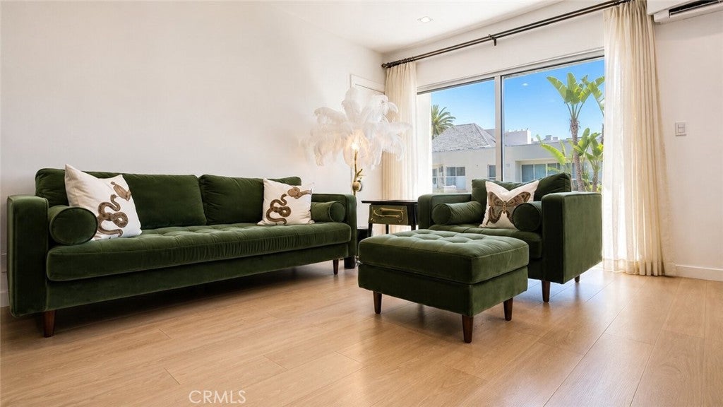 1233 N Laurel 211
