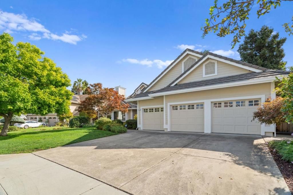 Photo of 44423 View Point Circle, Fremont, CA 94539 (MLS # ML82025359)