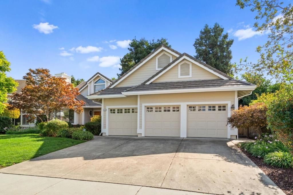 Photo of 44423 View Point Circle, Fremont, CA 94539 (MLS # ML82025359)