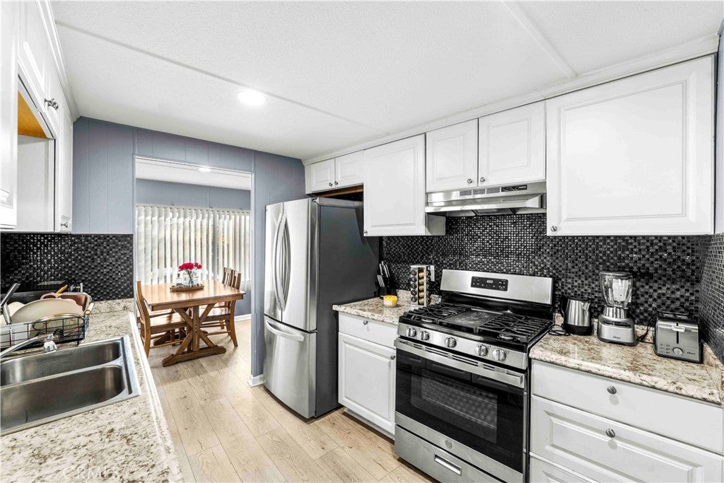 320 N Park Vista 76