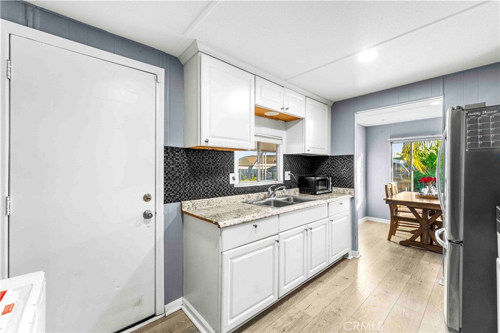 320 N Park Vista 76