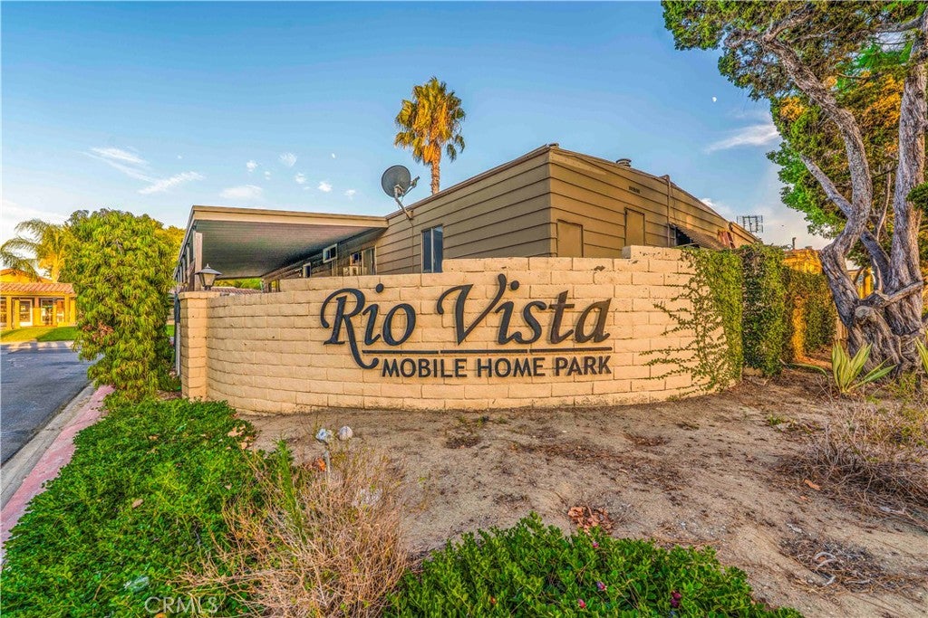 320 N Park Vista 76