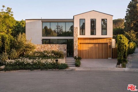 Photo of 12114 Inavale Place, Los Angeles, CA 90049 (MLS # 26998423)