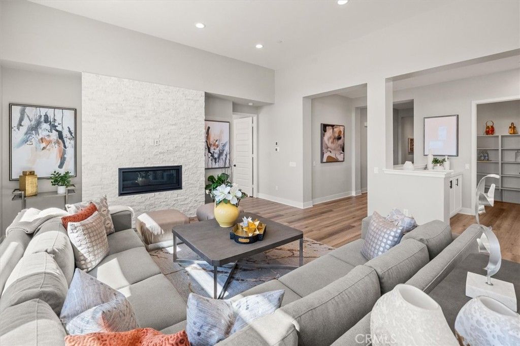 listing image 130725277918387508158