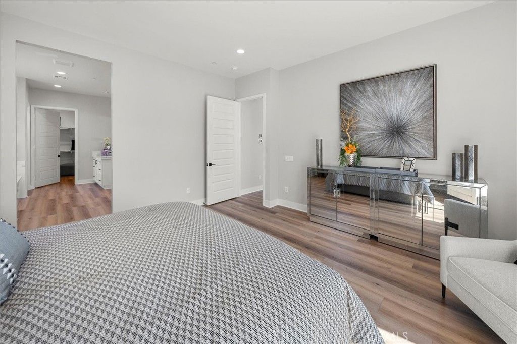 listing image 130728482959165676969