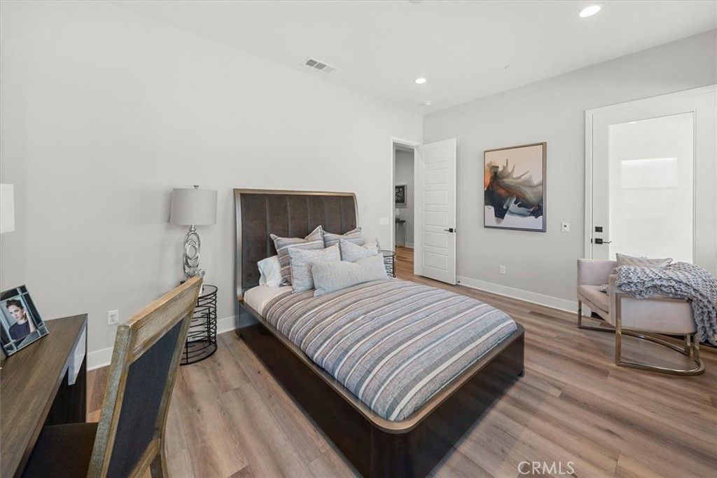 listing image 130727848073698608310
