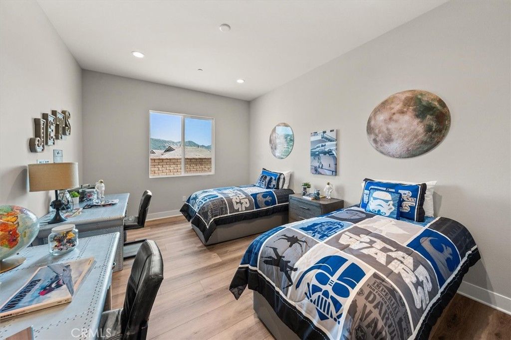 listing image 130725379428960009737