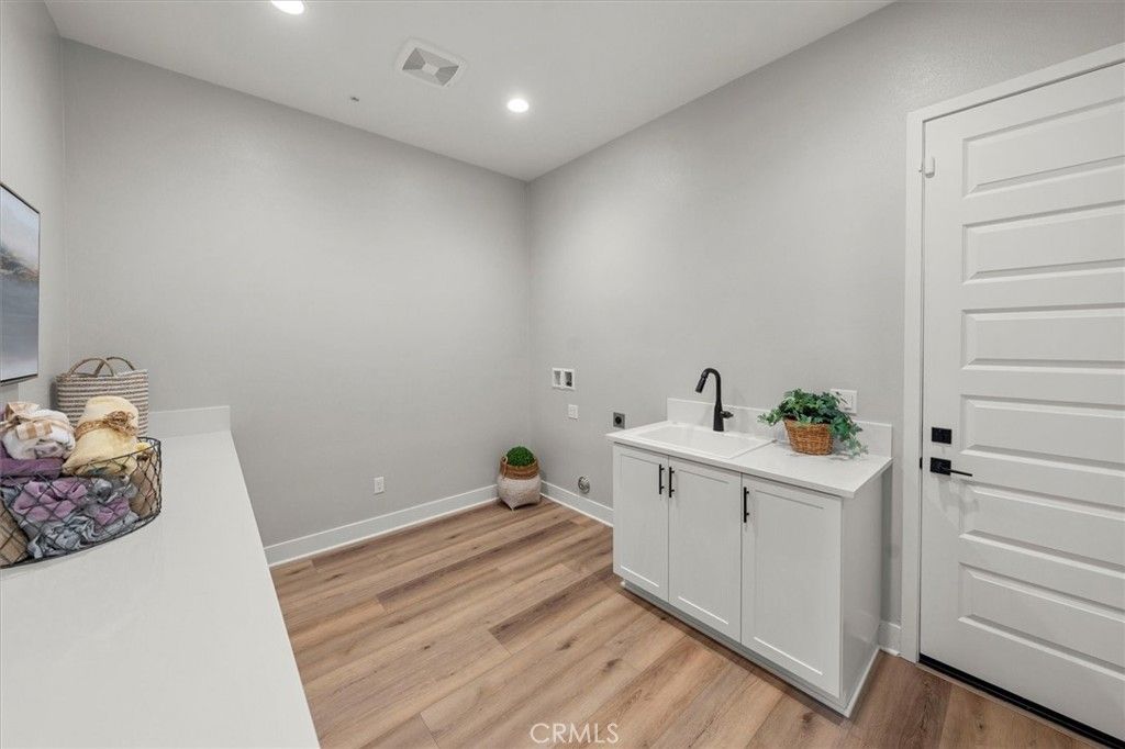 listing image 130729626703702753117